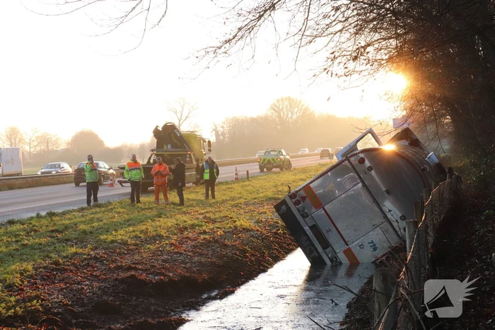 Vrachtwagen raakt van de weg en belandt in sloot