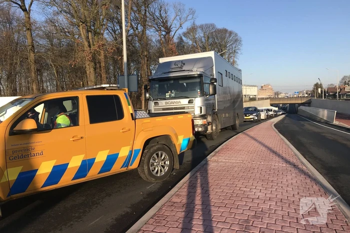 Harselaarse tunnel geblokkeerd door defecten vrachtwagen