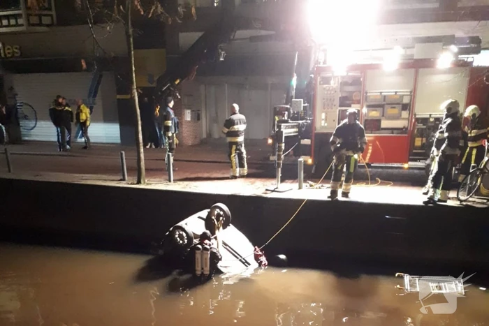Brommobiel belandt op de kop in water