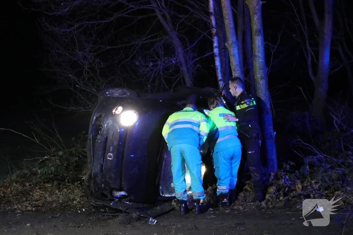 Zwaargewonde na eenzijdige botsing tegen boom
