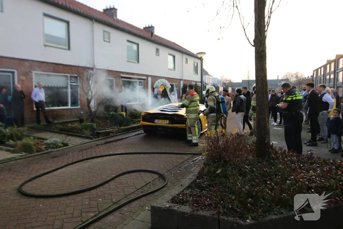 Peperdure Lamborghini vliegt tijdens bruiloft in brand