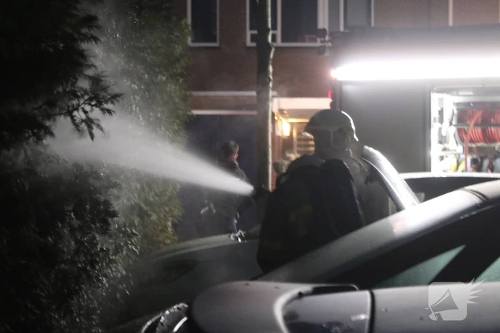 Brandweer blust beginnende autobrand