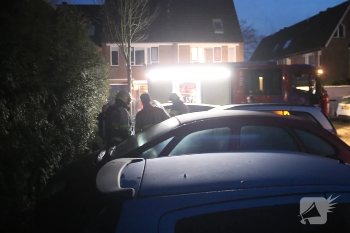 Brandweer blust beginnende autobrand