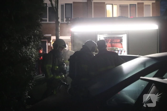 Brandweer blust beginnende autobrand