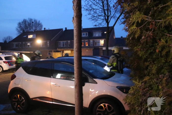 Brandweer blust beginnende autobrand