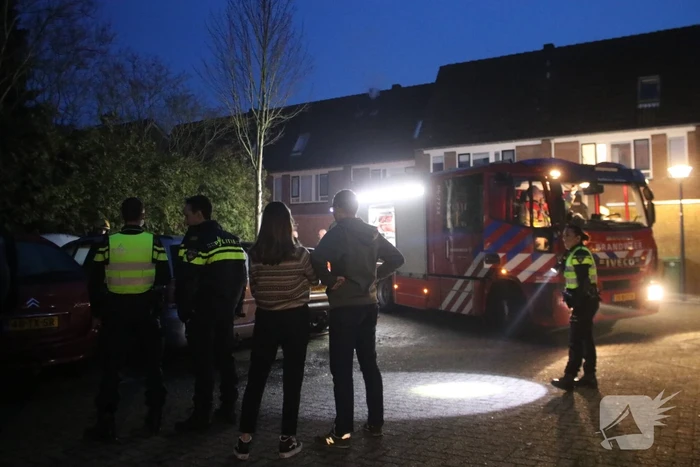 Brandweer blust beginnende autobrand