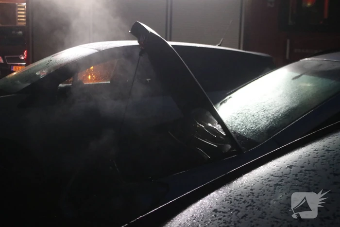 Brandweer blust beginnende autobrand