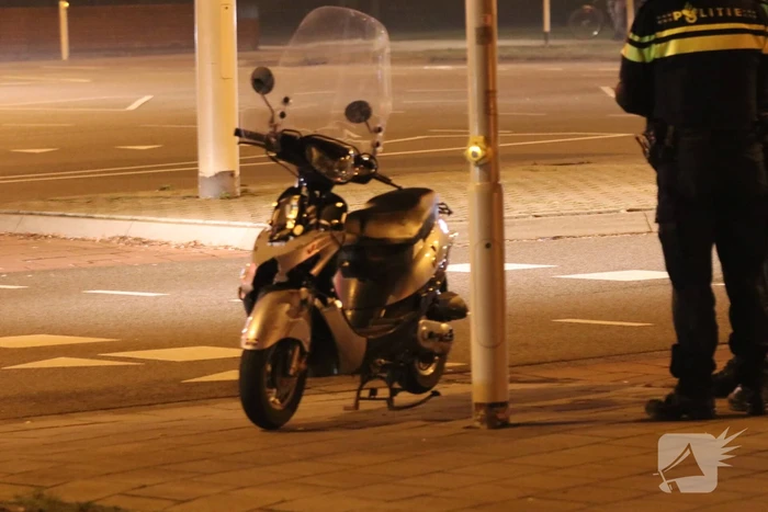 Scooterrijder gewond, automobilist rijdt door