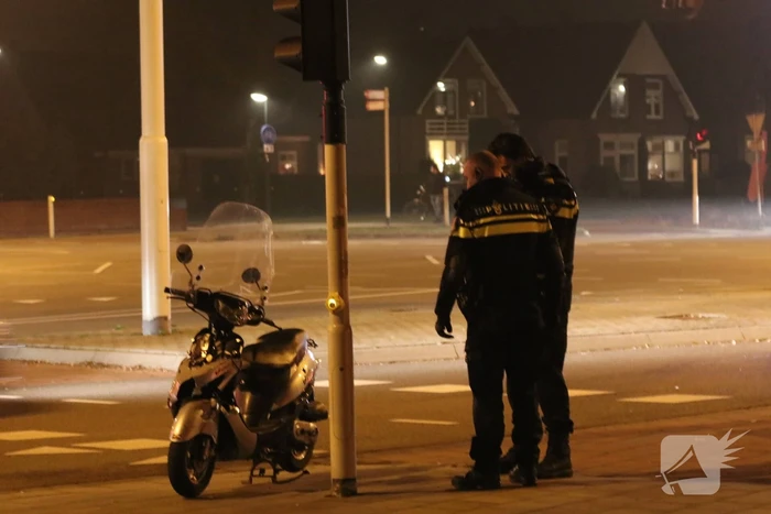 Scooterrijder gewond, automobilist rijdt door
