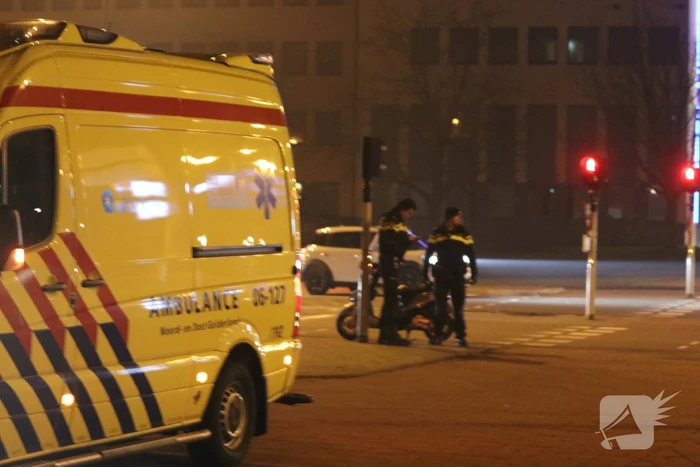 Scooterrijder gewond, automobilist rijdt door