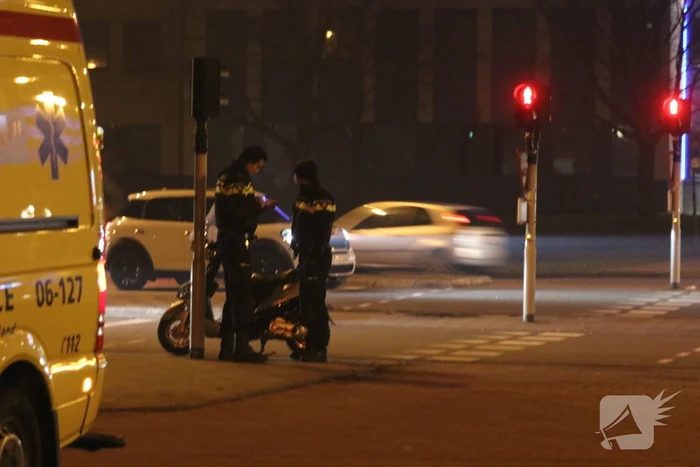 Scooterrijder gewond, automobilist rijdt door