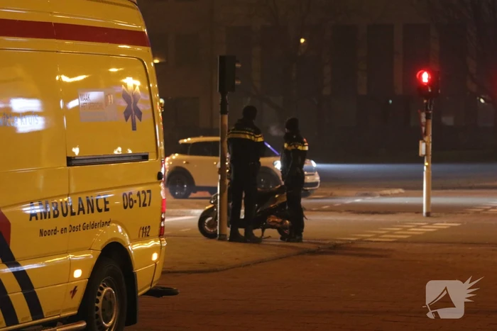 Scooterrijder gewond, automobilist rijdt door