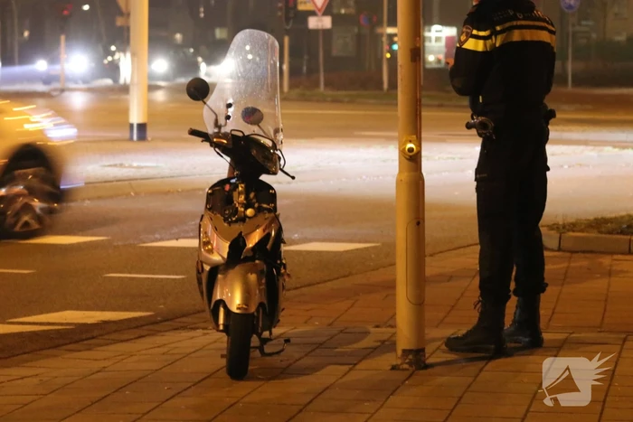 Scooterrijder gewond, automobilist rijdt door