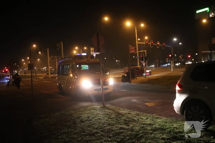 Scooterrijder gewond, automobilist rijdt door