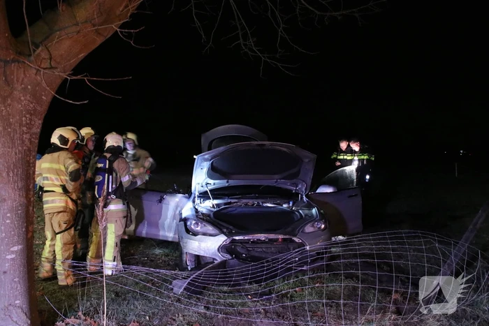 Tesla vliegt uit de bocht en beland in weiland