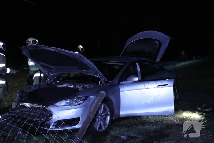 Tesla vliegt uit de bocht en beland in weiland