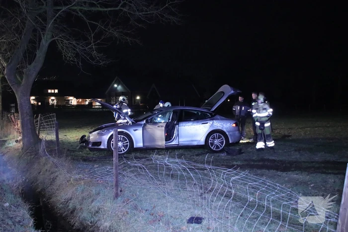 Tesla vliegt uit de bocht en beland in weiland