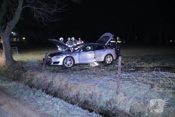 Tesla vliegt uit de bocht en beland in weiland