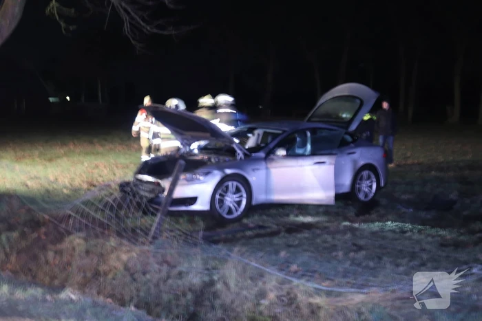 Tesla vliegt uit de bocht en beland in weiland