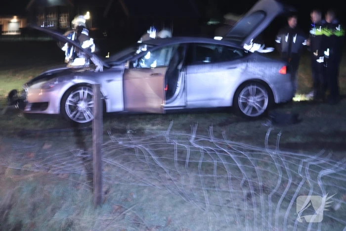Tesla vliegt uit de bocht en beland in weiland