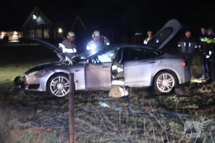 Tesla vliegt uit de bocht en beland in weiland