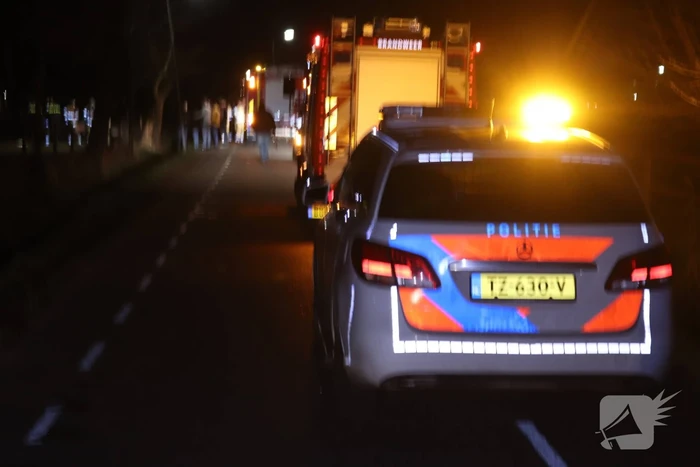 Tesla vliegt uit de bocht en beland in weiland