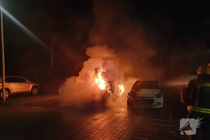 twee auto's verwoest vermoedelijk brandstichting