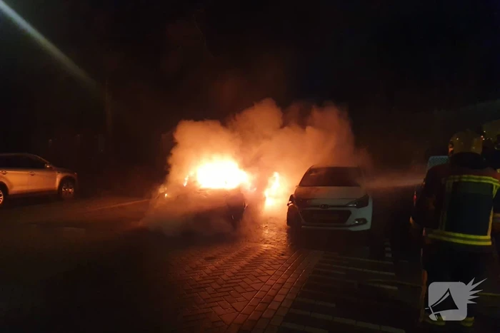 twee auto's verwoest vermoedelijk brandstichting