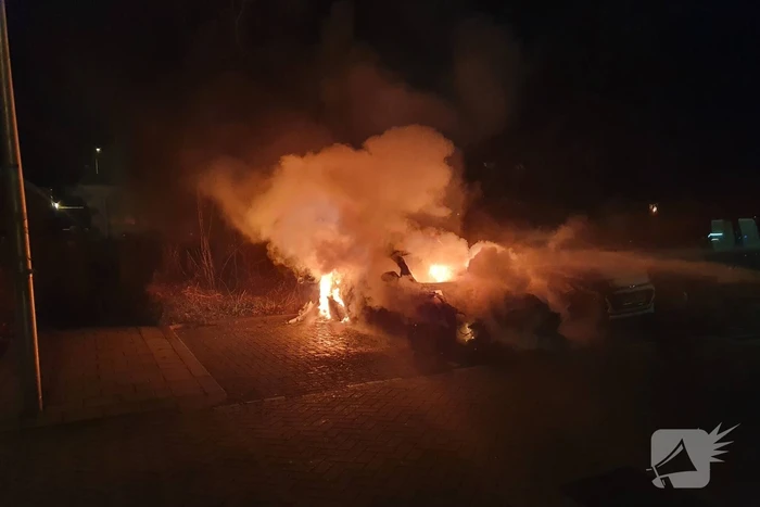 twee auto's verwoest vermoedelijk brandstichting
