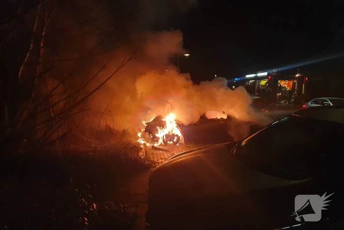 twee auto's verwoest vermoedelijk brandstichting