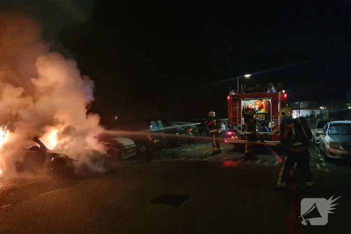 twee auto's verwoest vermoedelijk brandstichting