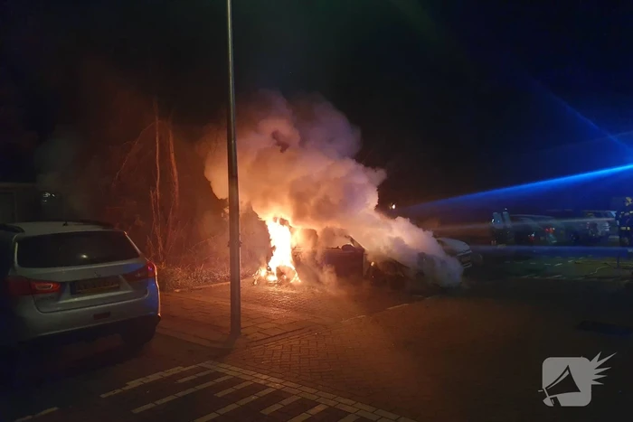 twee auto's verwoest vermoedelijk brandstichting