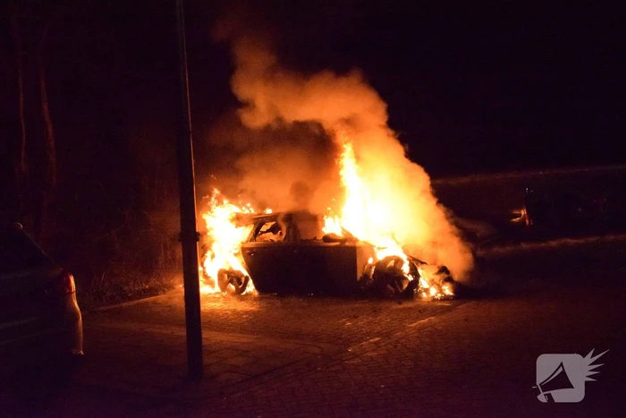 twee auto's verwoest vermoedelijk brandstichting