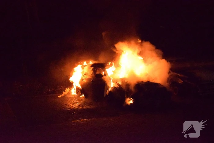 twee auto's verwoest vermoedelijk brandstichting