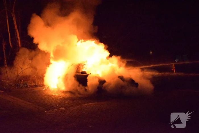 twee auto's verwoest vermoedelijk brandstichting