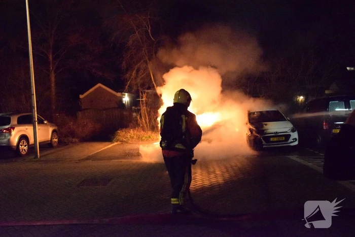 twee auto's verwoest vermoedelijk brandstichting