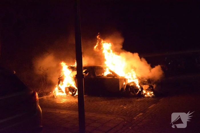 twee auto's verwoest vermoedelijk brandstichting