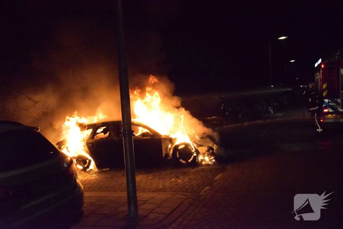 twee auto's verwoest vermoedelijk brandstichting