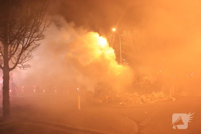 Brandweer druk met brand in container vol karton