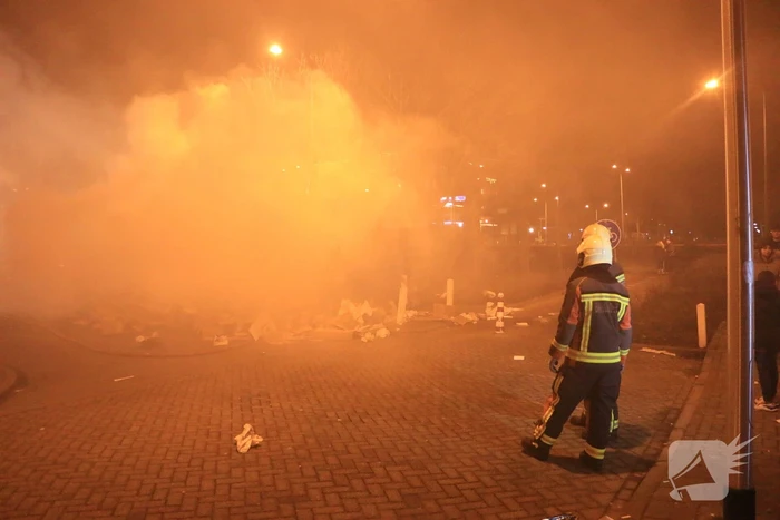 Brandweer druk met brand in container vol karton