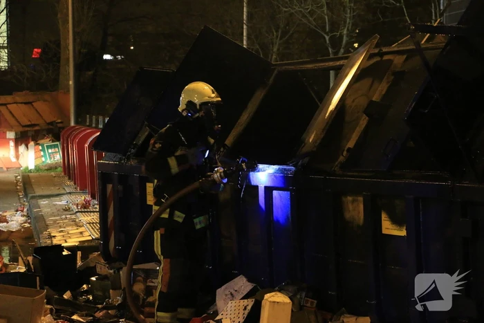 Brandweer druk met brand in container vol karton