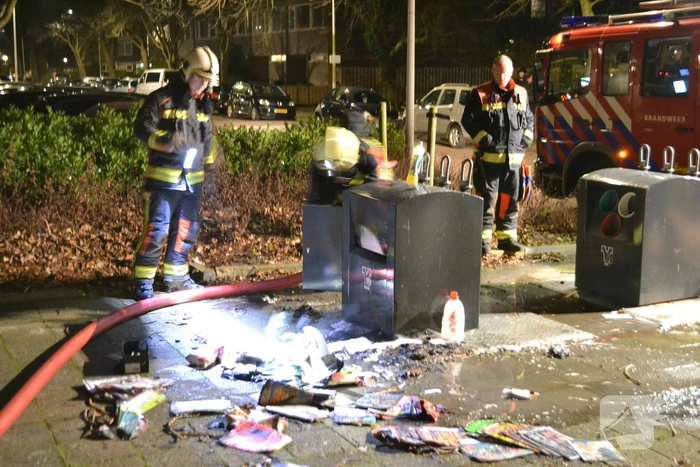 Brandweer blust ondergrondse afvalcontainer