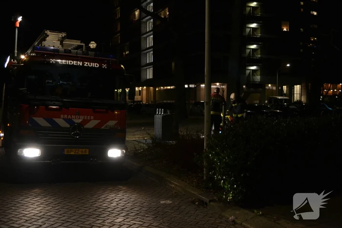 Brandweer blust ondergrondse afvalcontainer