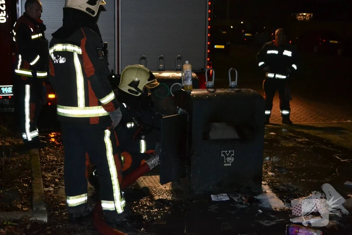 Brandweer blust ondergrondse afvalcontainer