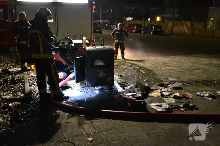 Brandweer blust ondergrondse afvalcontainer