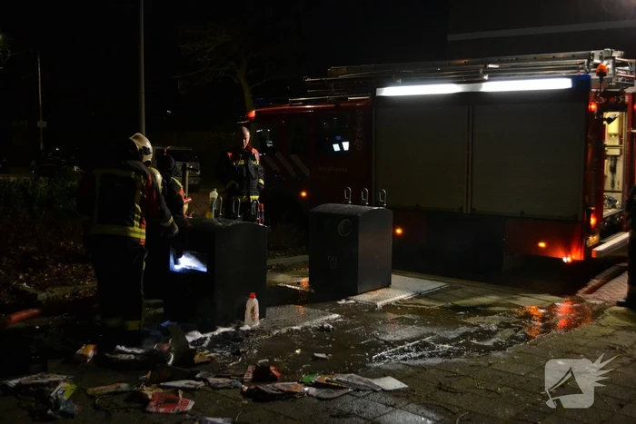 Brandweer blust ondergrondse afvalcontainer