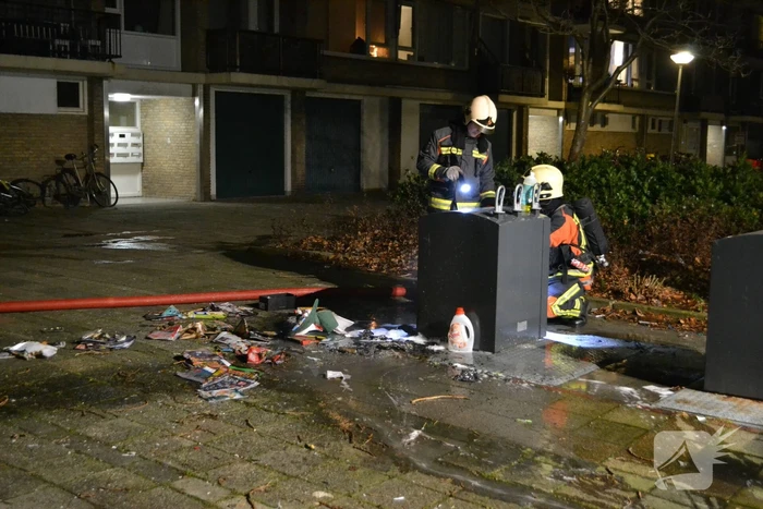 Brandweer blust ondergrondse afvalcontainer