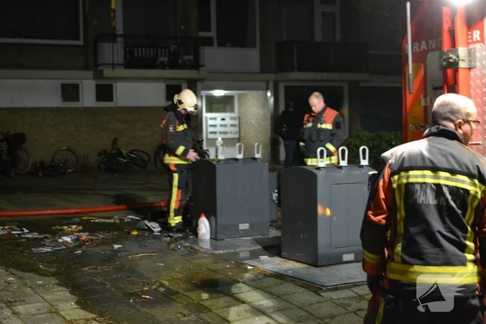 Brandweer blust ondergrondse afvalcontainer