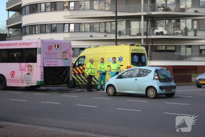 Schade na aanrijding tussen auto en stadsbus