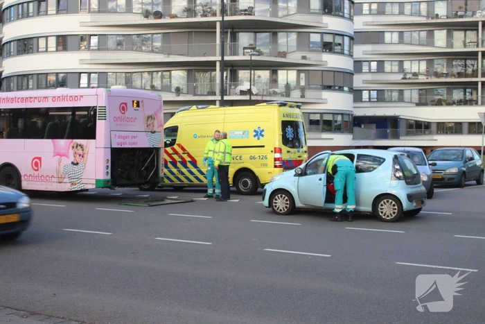 Schade na aanrijding tussen auto en stadsbus